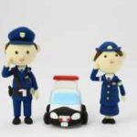 男女の警察官とパトカーのクレイアート