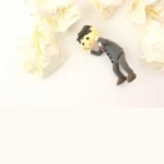 うつで何も考えられない状態で頭を抱えているクレイアート